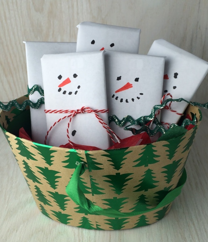 Place the decorated candy bars in your gift basket to finish your snowmen candy bar basket