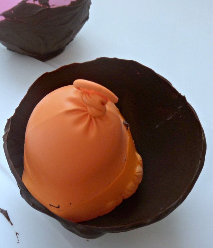pop the balloons to free from frozen chocolate to form a bowl